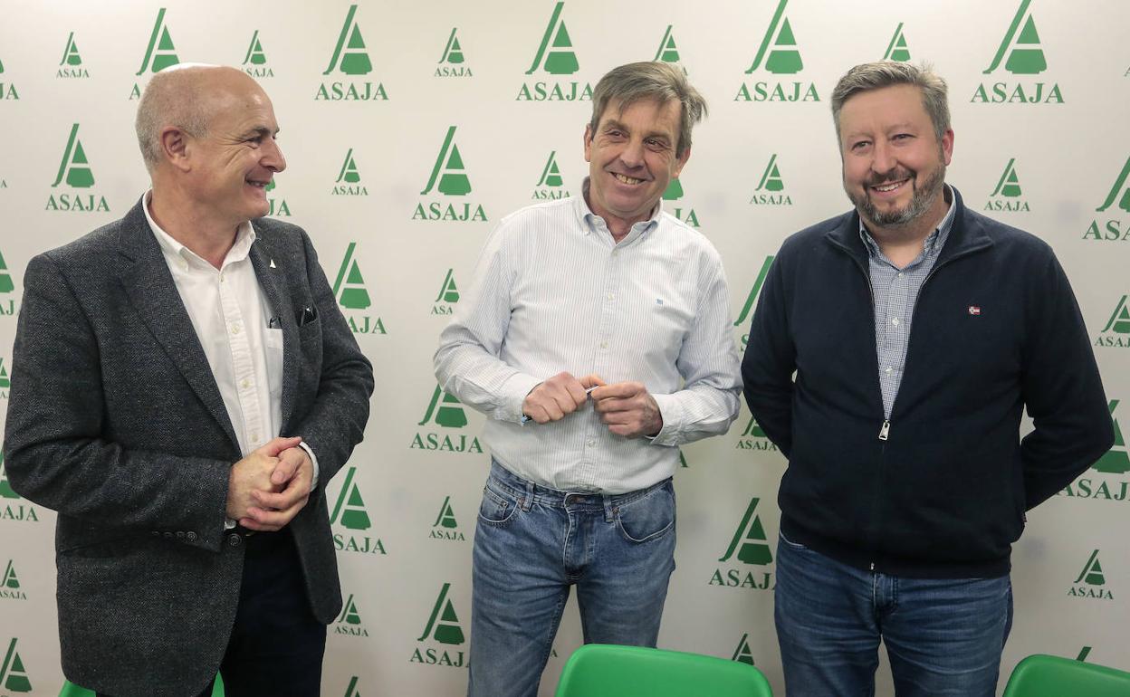 Los representantes de Asaja en la provincia de León: José Antonio Turrado, Arsenio García y Pedro Cañón. 