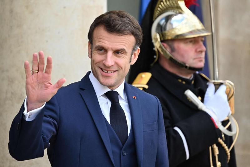 Emmanuel Macron saluda desde la entrada del Palacio del Eliseo