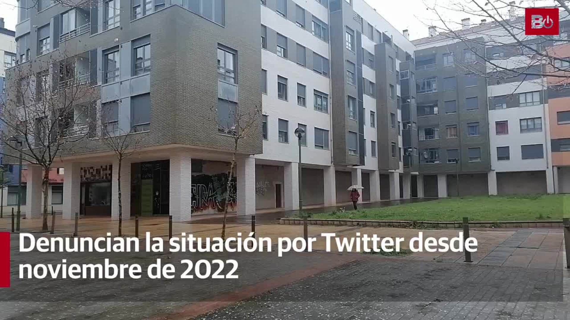 Coches transitan por la plaza Rovira i Virgili de Burgos a pesar de que es peatonal