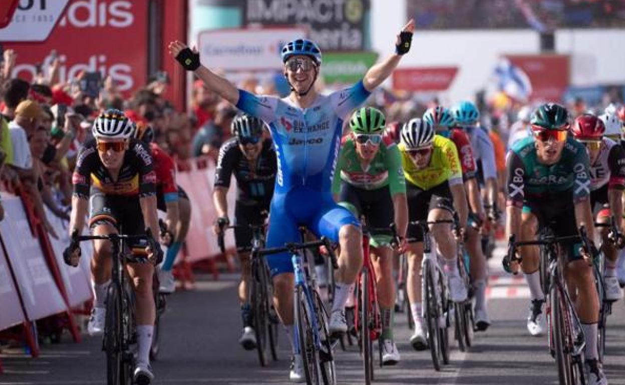 l australiano Kaden Groves celebra una victoria en la Vuelta a España de 2022. 