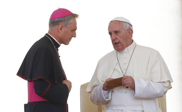 Georg Gänswein y el papa Francisco charlan en una imagen captada en 2015.