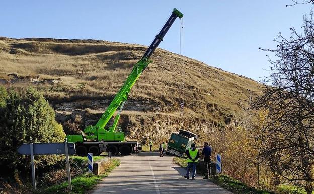 Imagen principal - La única carretera que lleva a Bañuelos tiene un ancho de vía muy estrecho y, además, el firme está en mal estado. Se han producido varios accidentes en los últimos cuatro años. 