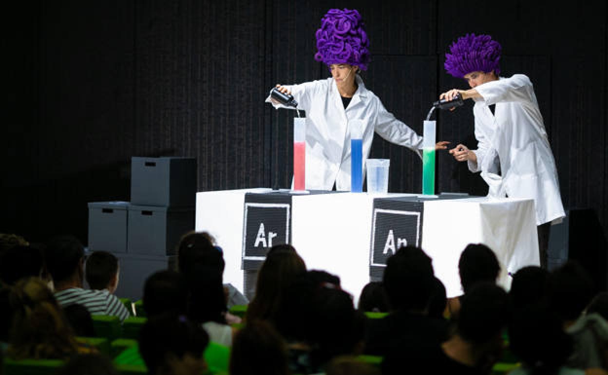 Los científicos elaborando la misteriosa mezcla a base de zumo de lombarda.