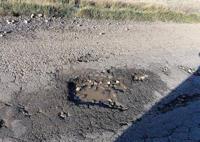 Imagen secundaria 1 - La única carretera que lleva a Bañuelos tiene un ancho de vía muy estrecho y, además, el firme está en mal estado. Se han producido varios accidentes en los últimos cuatro años. 