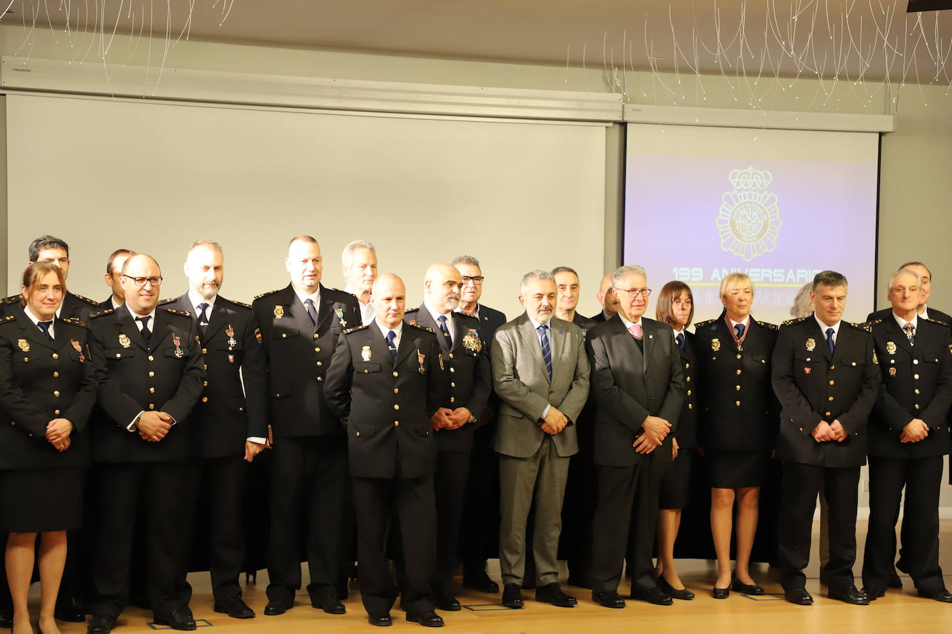 Acto del 199 aniversario del Cuerpo Nacional de Policial donde se ha reconocido a policías jubilados por sus servicios prestados y se ha condecorado a agentes con la medalla a la Dedicación al Servicio Policial