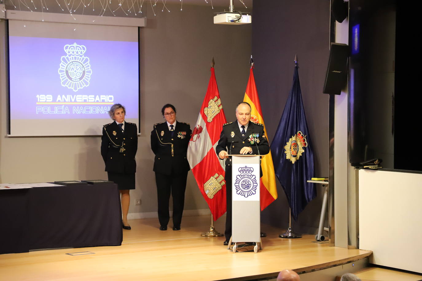 Acto del 199 aniversario del Cuerpo Nacional de Policial donde se ha reconocido a policías jubilados por sus servicios prestados y se ha condecorado a agentes con la medalla a la Dedicación al Servicio Policial