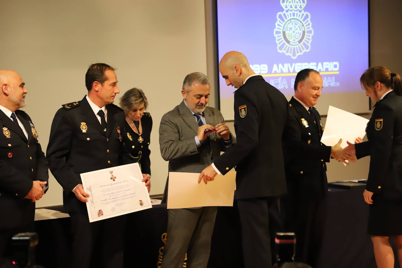 Acto del 199 aniversario del Cuerpo Nacional de Policial donde se ha reconocido a policías jubilados por sus servicios prestados y se ha condecorado a agentes con la medalla a la Dedicación al Servicio Policial