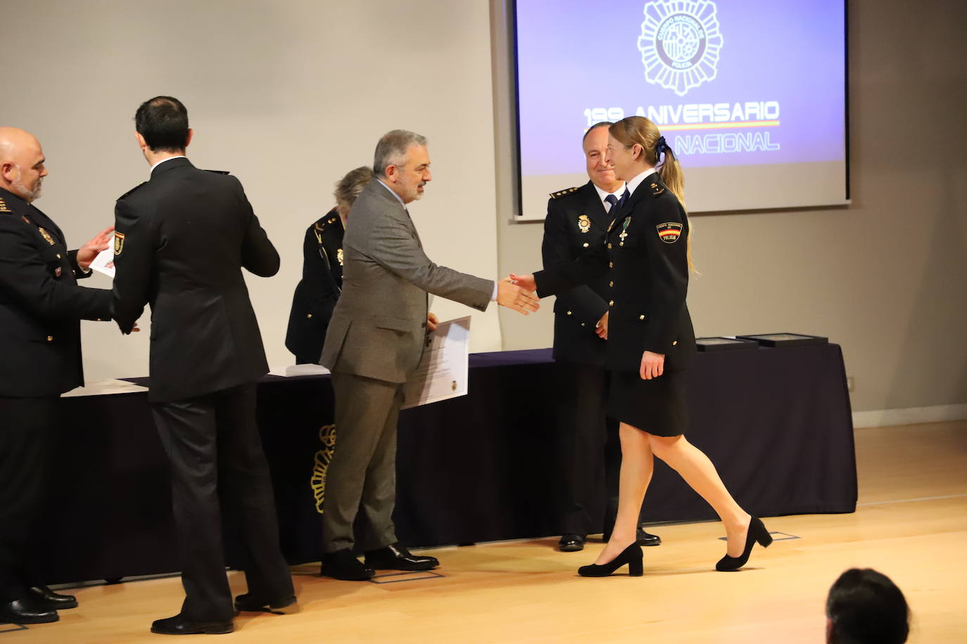 Acto del 199 aniversario del Cuerpo Nacional de Policial donde se ha reconocido a policías jubilados por sus servicios prestados y se ha condecorado a agentes con la medalla a la Dedicación al Servicio Policial