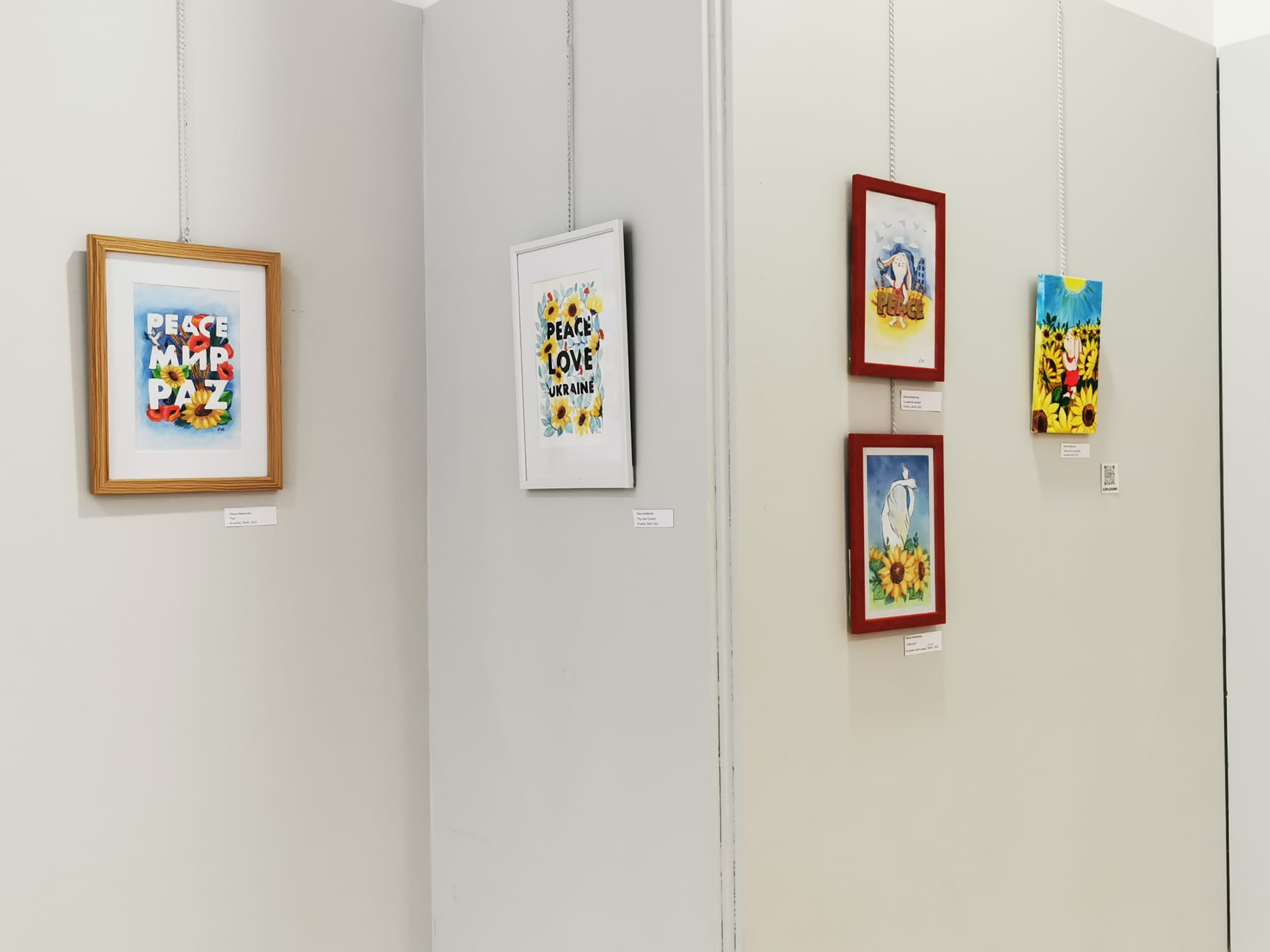 Fotos: Artistas ucranianos exponen en la Biblioteca Miguel de Cervantes de Burgos