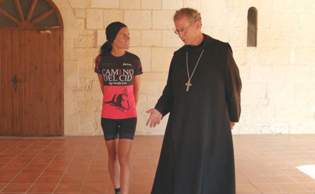 La periodista Ainara Hernando con el padre abad del monasterio de Sto. Domingo de Silos, Lorenzo Maté