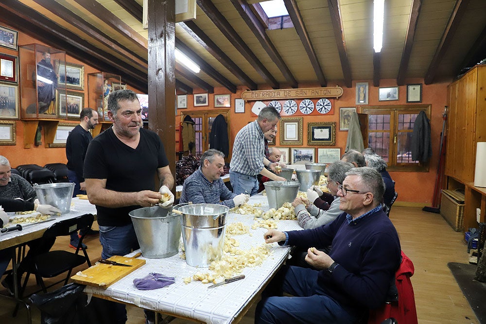 Fotos: La Cofradía de San Antón se prepara para celebrar Los Titos