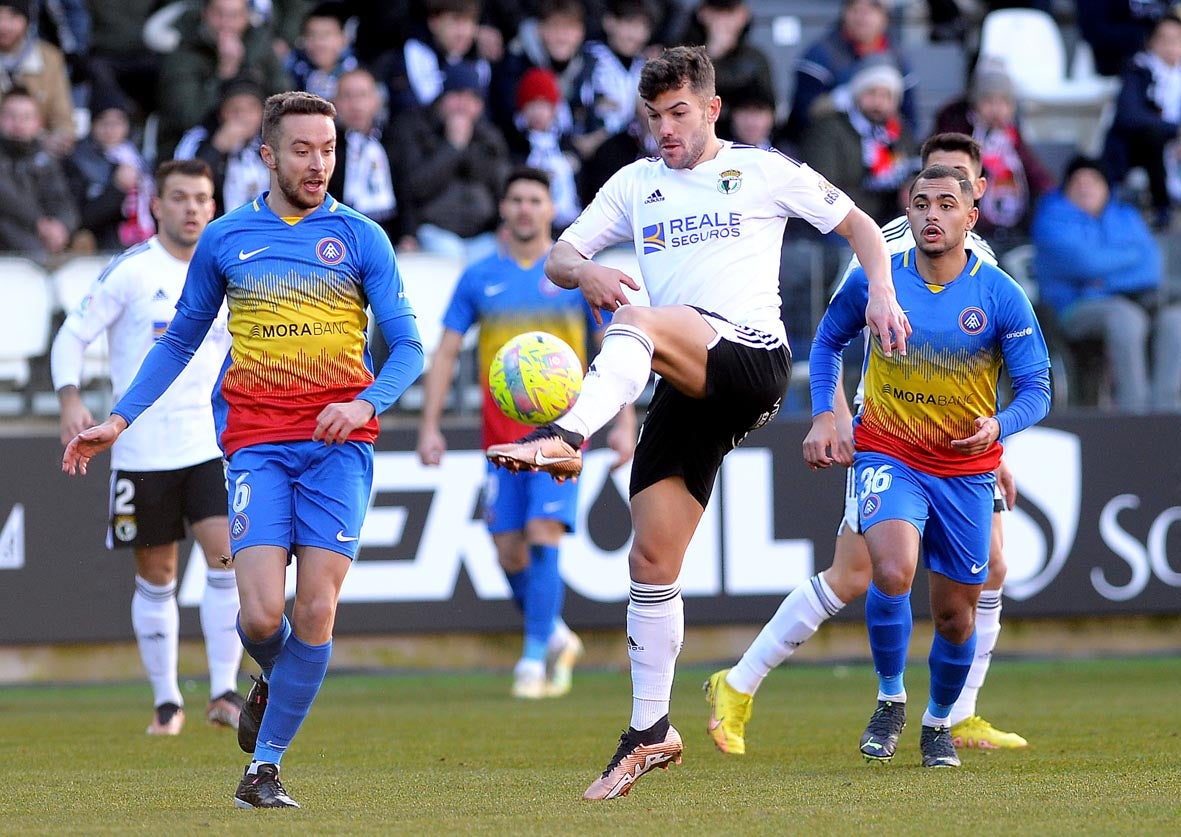 Fotos: El Burgos CF recupera la senda de la victoria