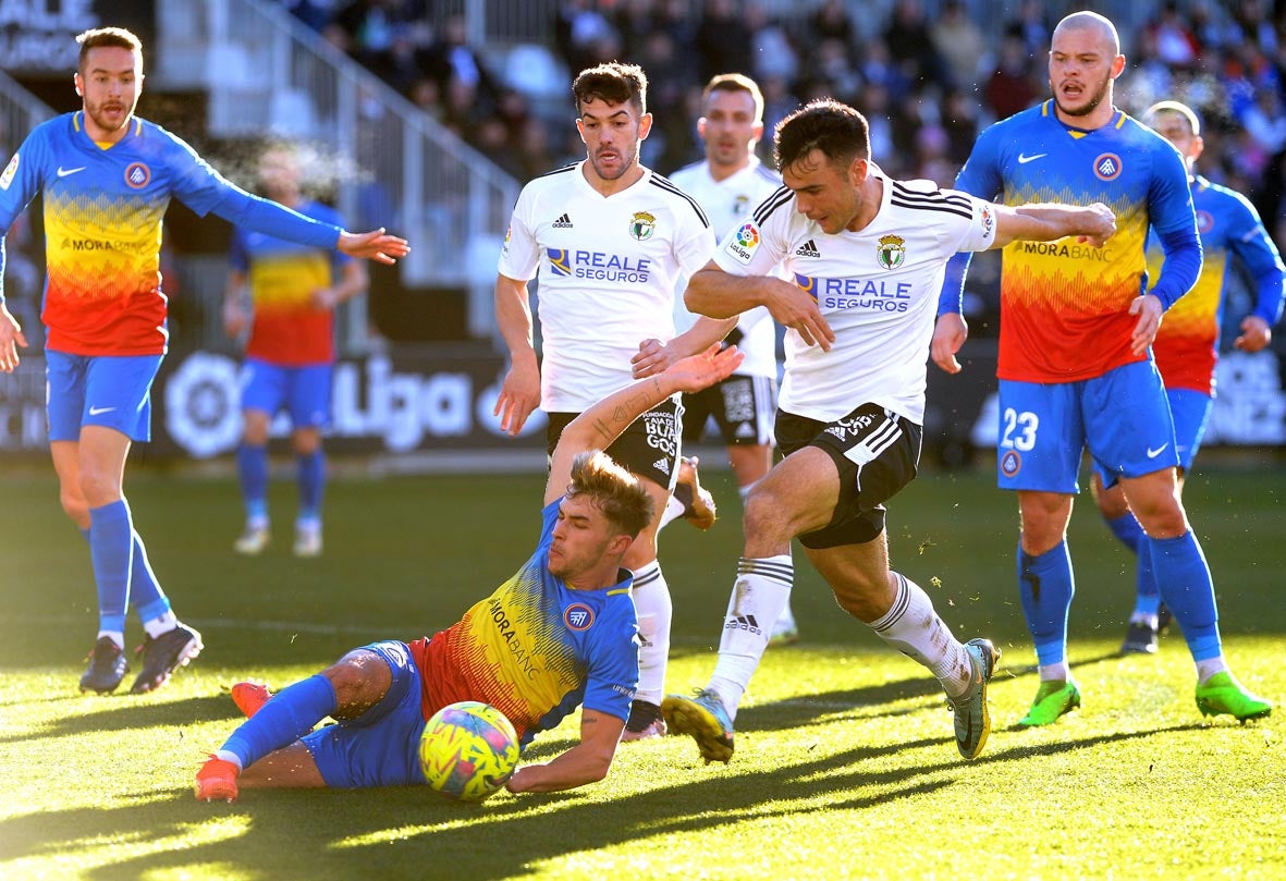 Fotos: El Burgos CF recupera la senda de la victoria