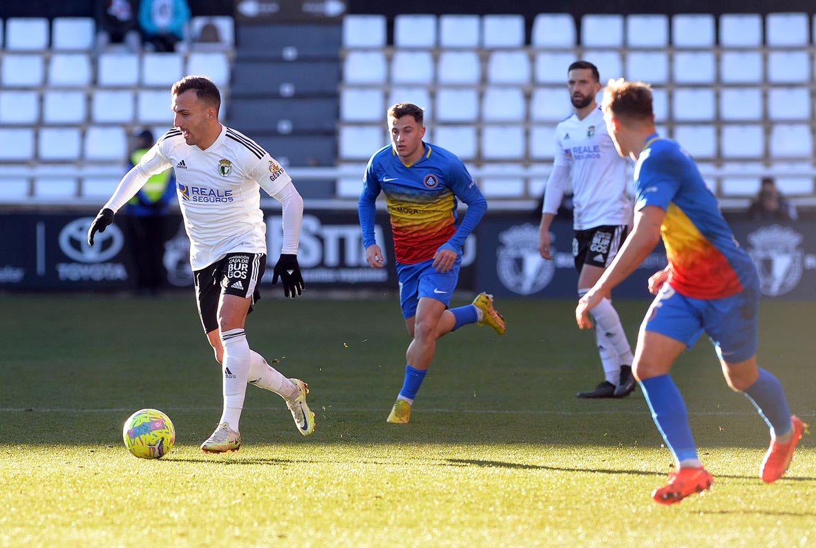 Fotos: El Burgos CF recupera la senda de la victoria