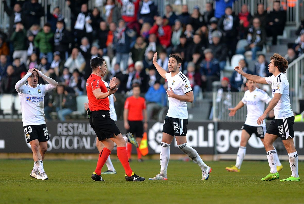 Fotos: El Burgos CF recupera la senda de la victoria