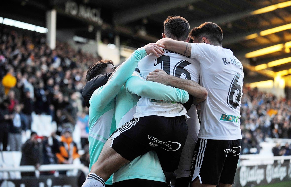 Fotos: El Burgos CF recupera la senda de la victoria