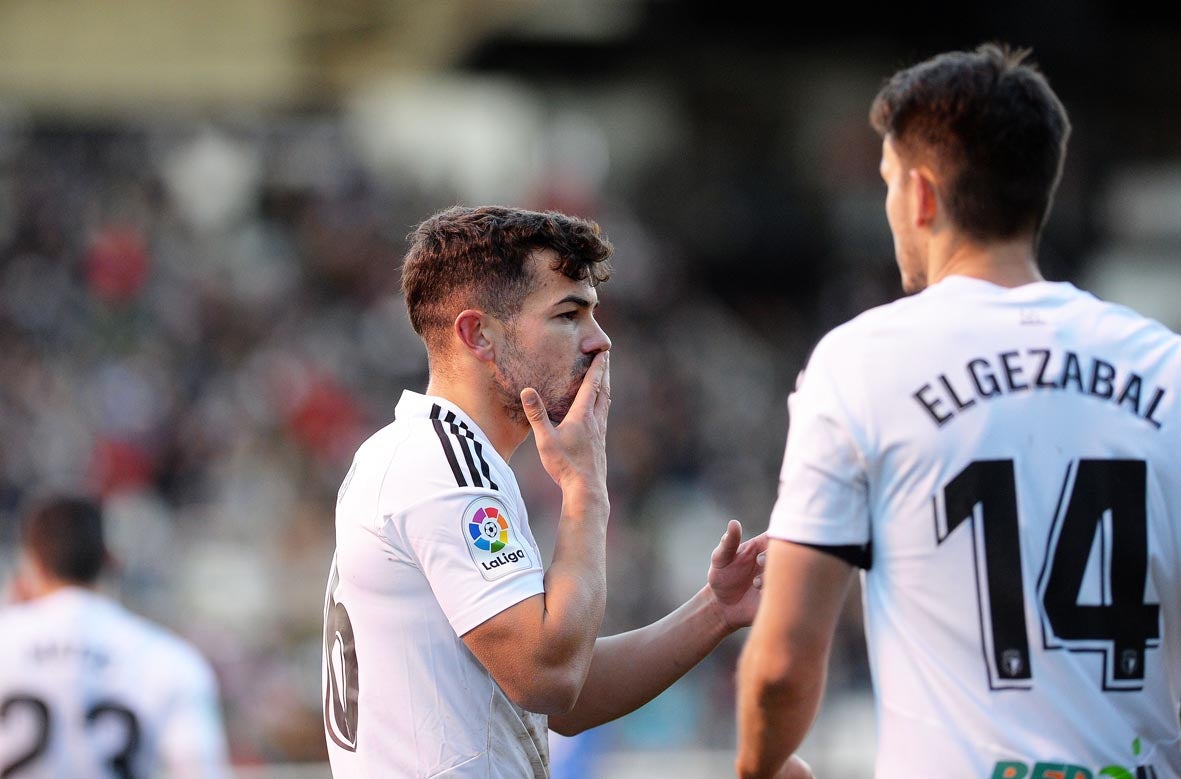 Fotos: El Burgos CF recupera la senda de la victoria