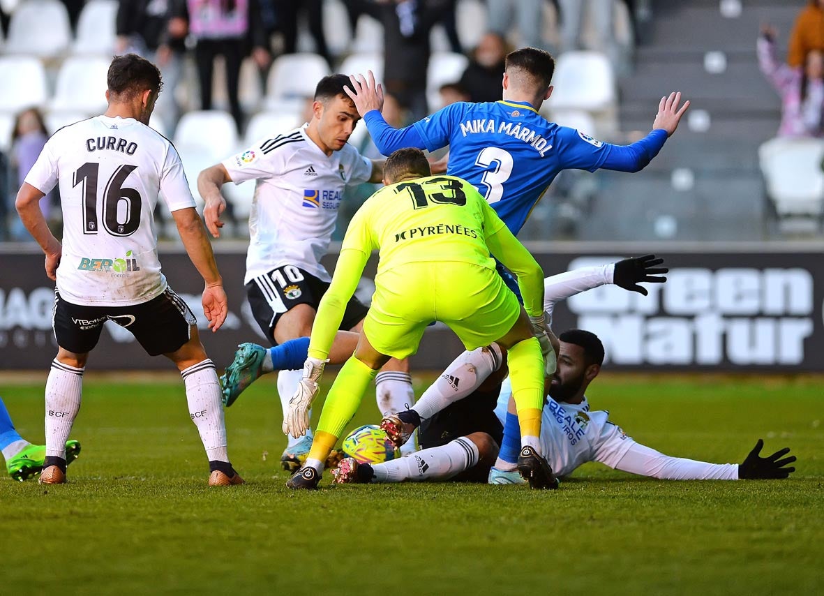 Fotos: El Burgos CF recupera la senda de la victoria