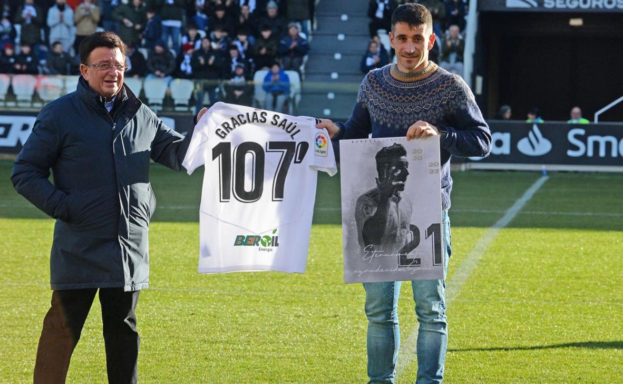 El presidente hizo entrega a Berjón de una camiseta conmemorativa. 