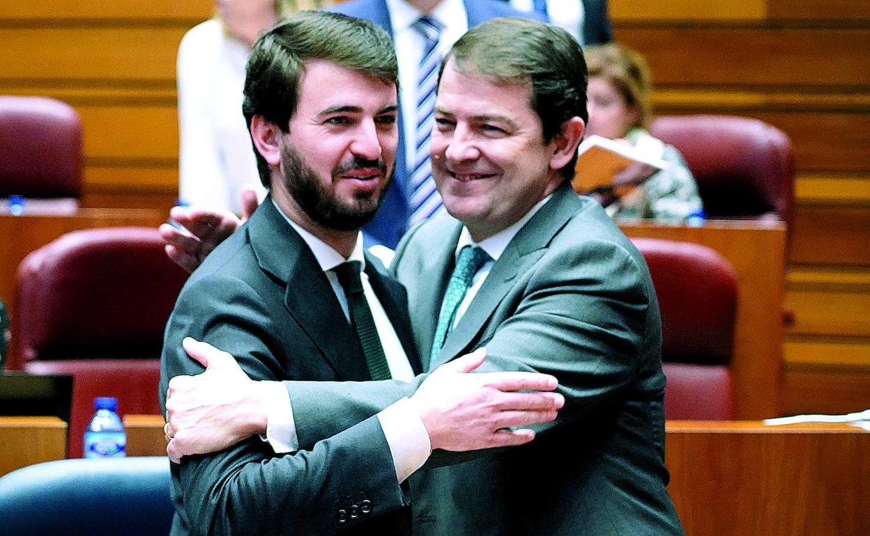 García-Gallardo y Fernández Mañueco en las Cortes.