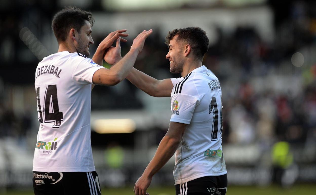 Elgezabal y Curro celebran un gol. 