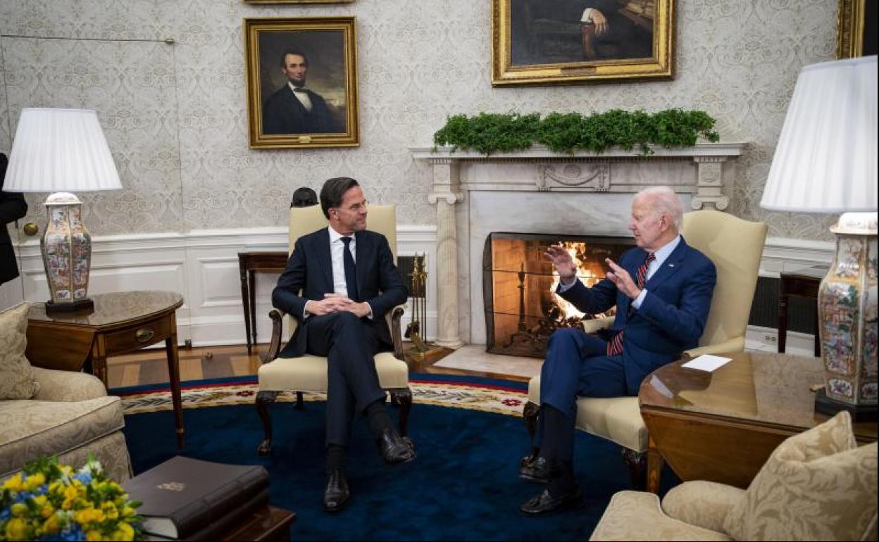 El primer ministro holandés, Mark Rutte, y el presidente estadounidense, Joe Biden, este martes en la Casa Blanca. 