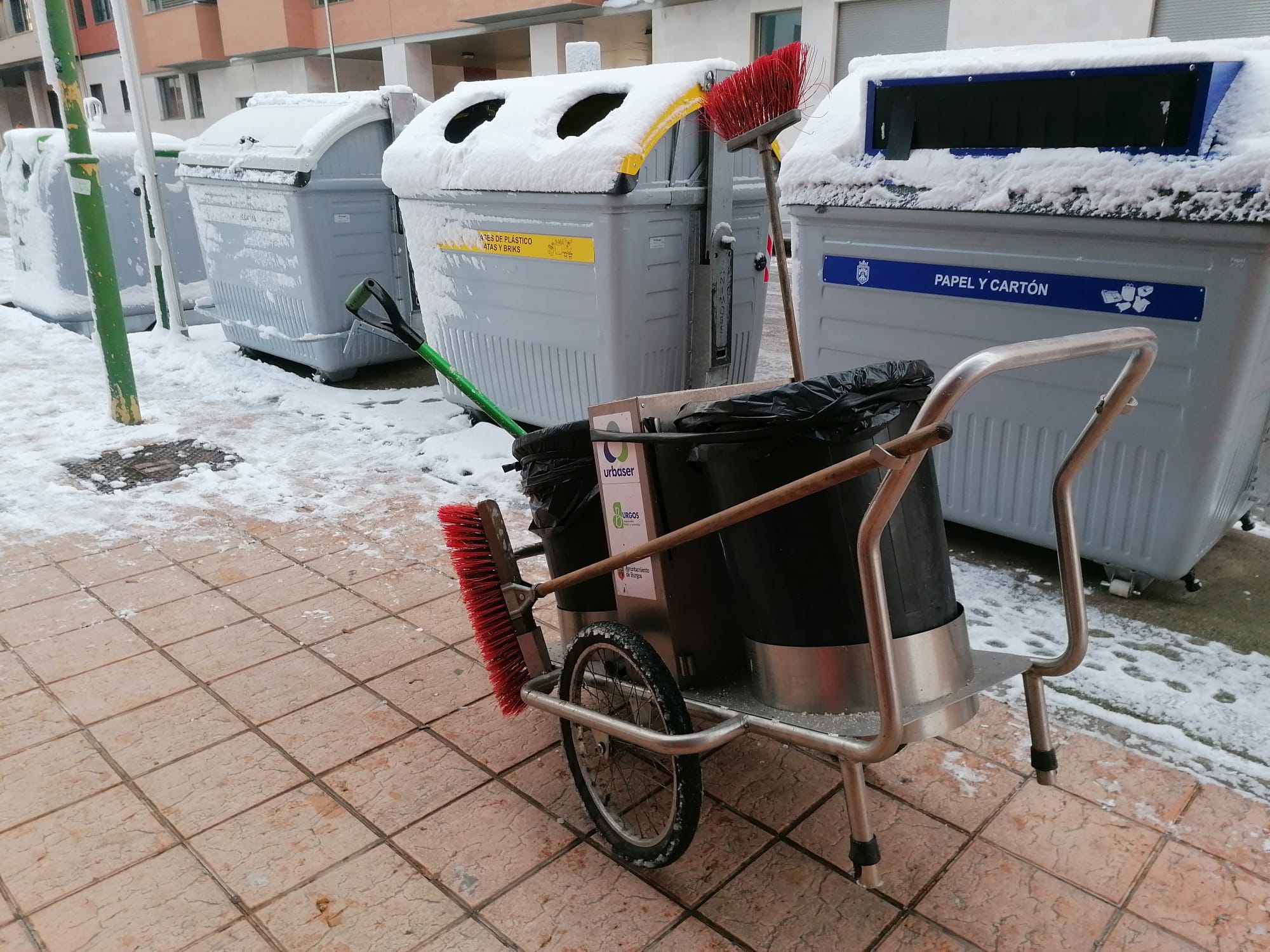 El servicio de limpieza ha tenido que salir con cuidado a la calle. 