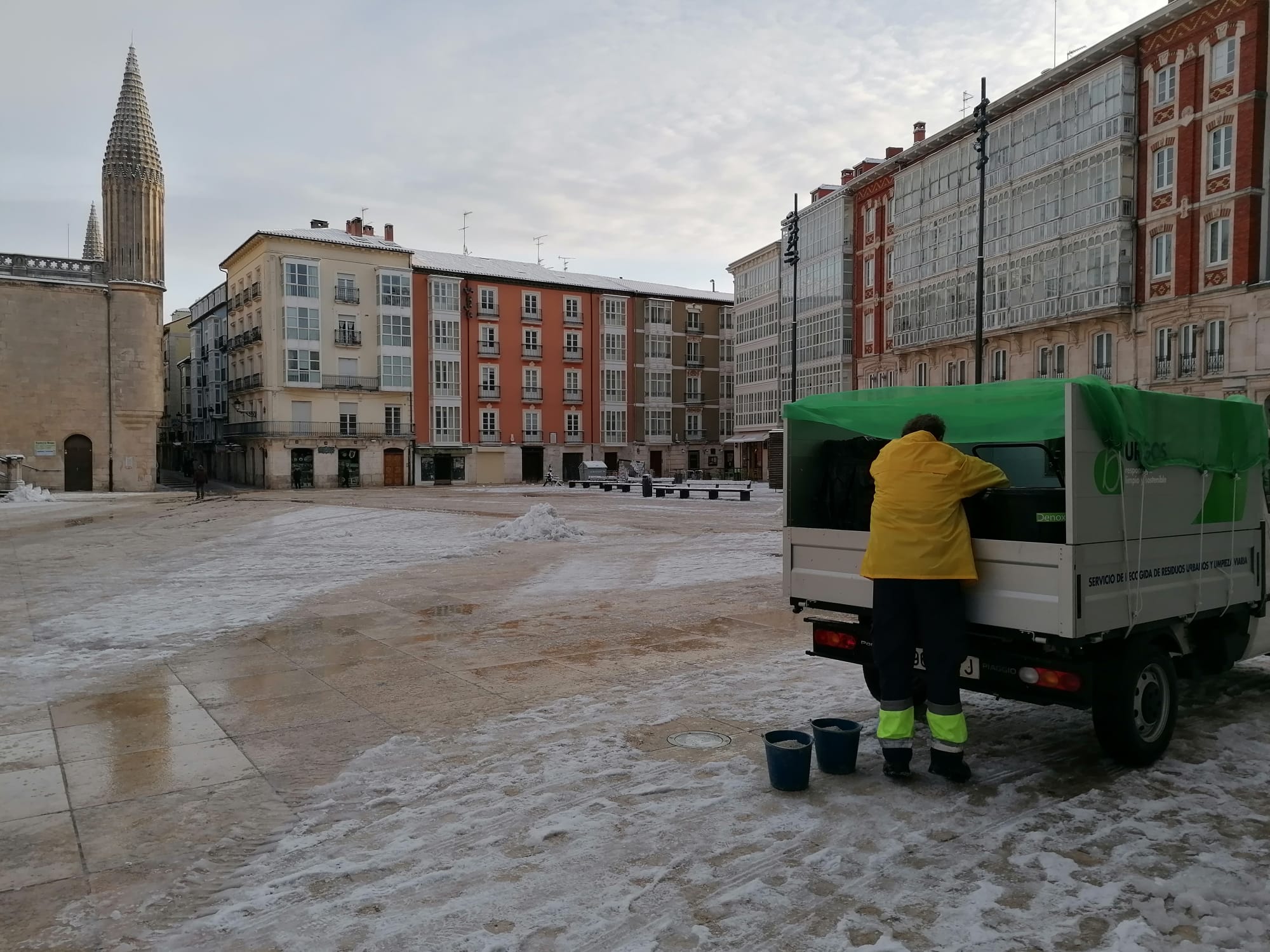 El servicio de limpieza ha tenido que hacer su trabajo con cuidado por los resbalones. 