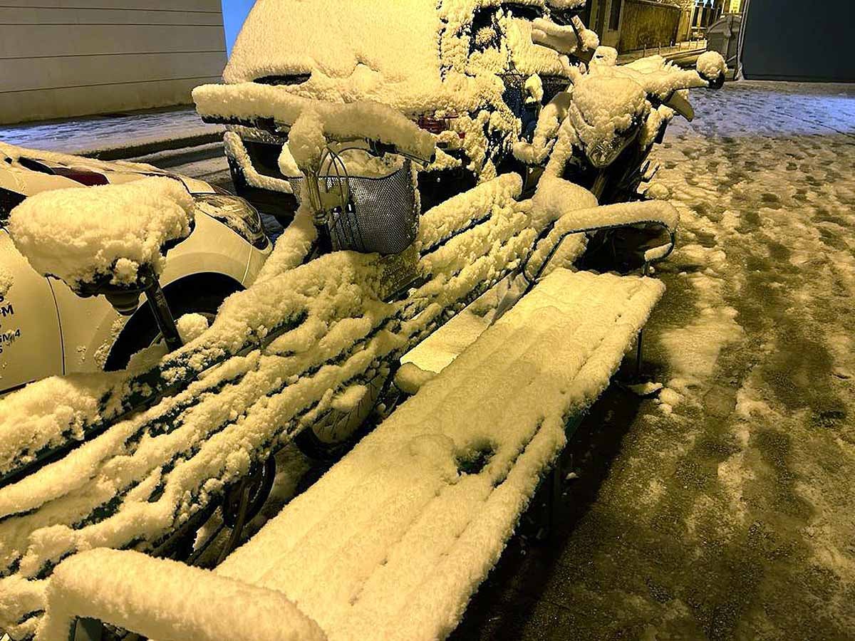 La nieve acumulada se ha mantenido debido a las bajas temperaturas de la noche. 