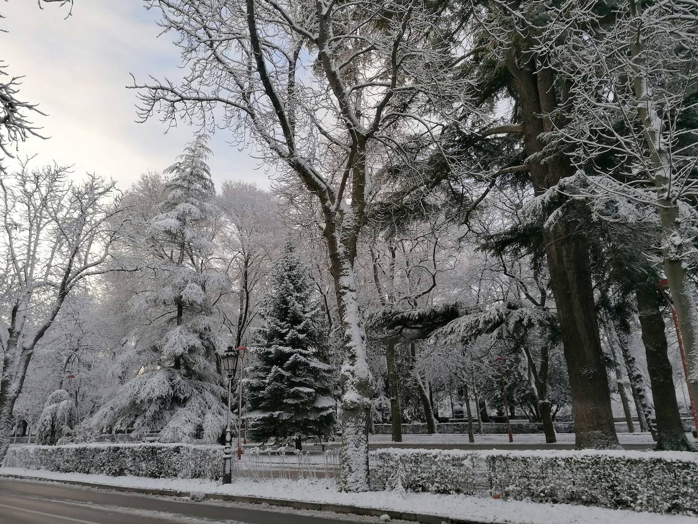 La nieve de la noche se ha mantenido debido a las bajas temperaturas. 