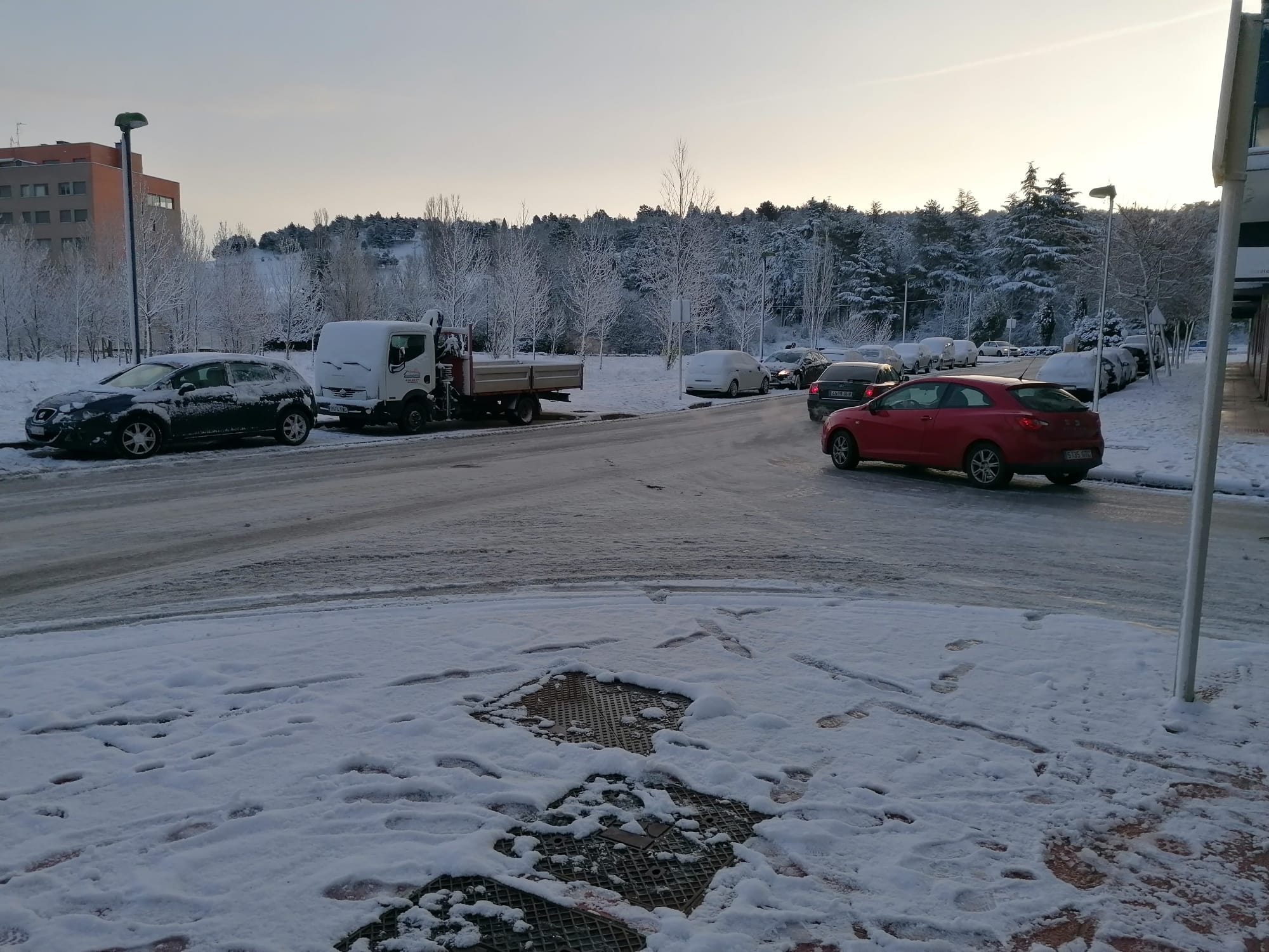 El hielo se ha convertido en un peligro en la mañana en Burgos. 