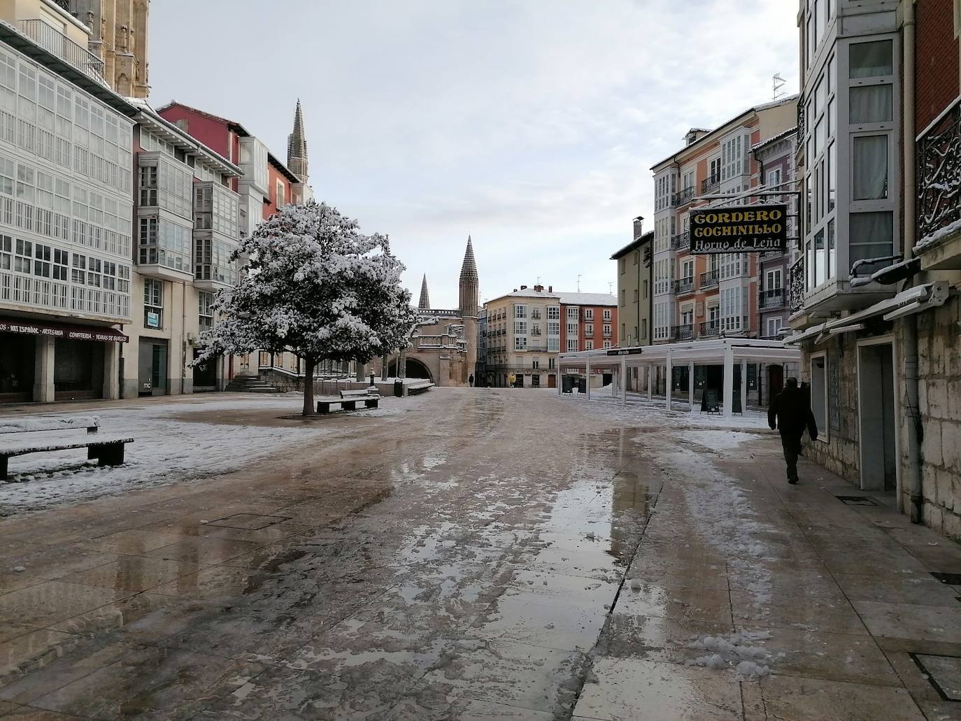 El hielo se ha convertido en un peligro en la mañana en Burgos. 