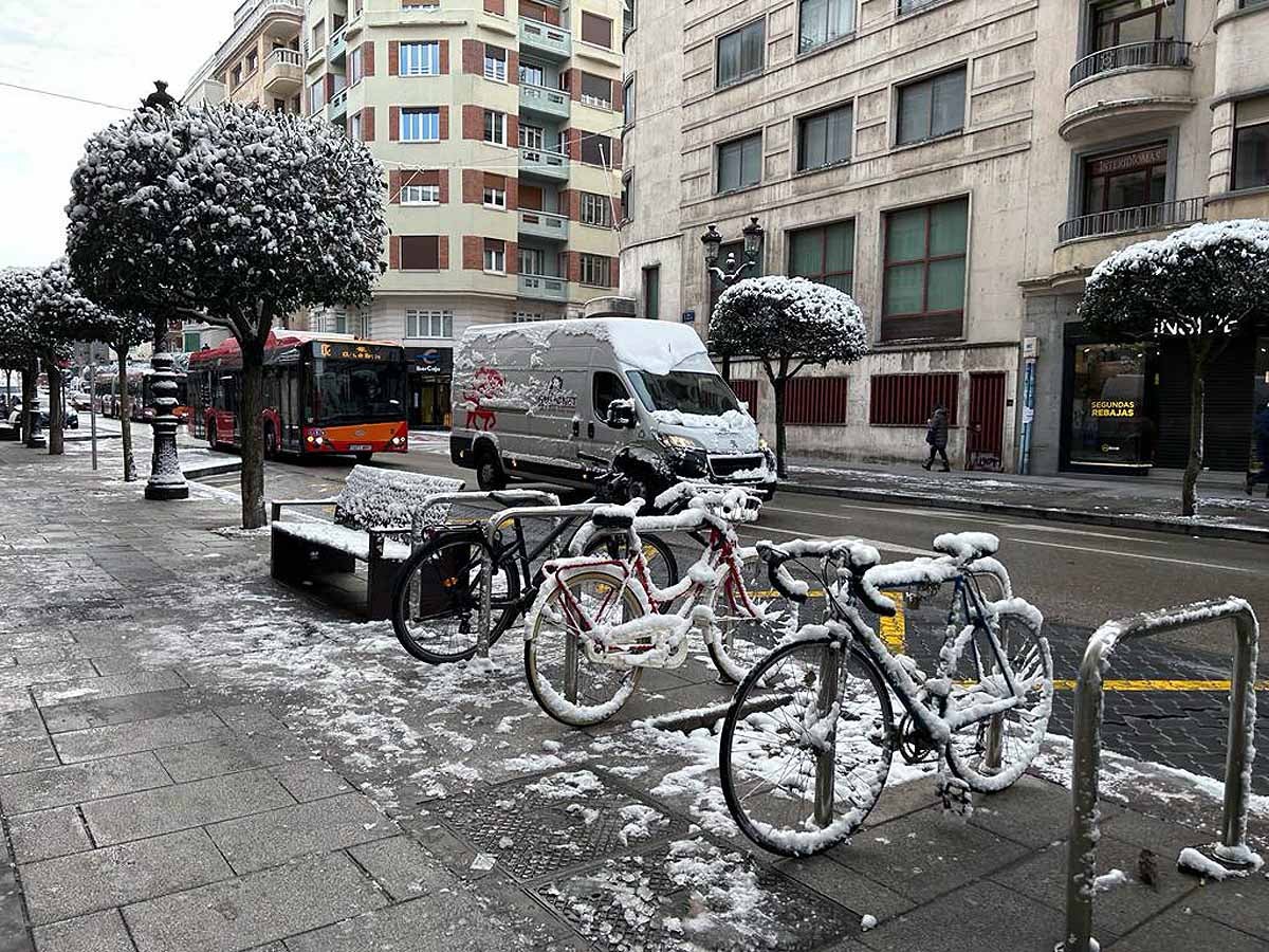 El hielo se ha convertido en un peligro en la mañana en Burgos. 