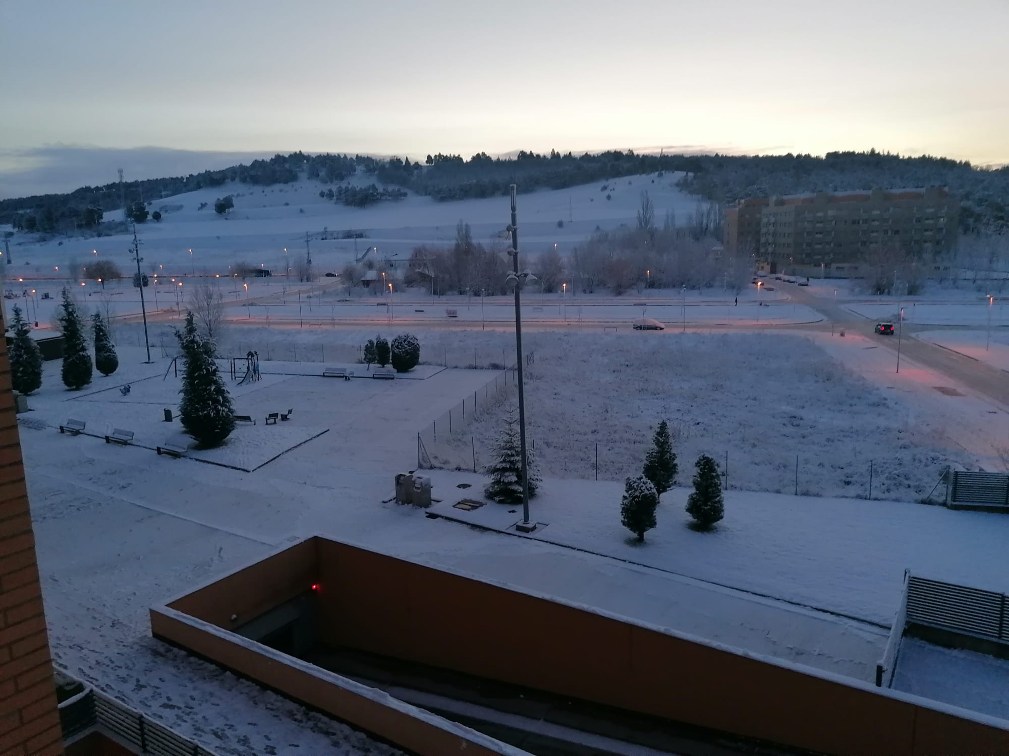 El hielo se ha convertido en un peligro en la mañana en Burgos. 