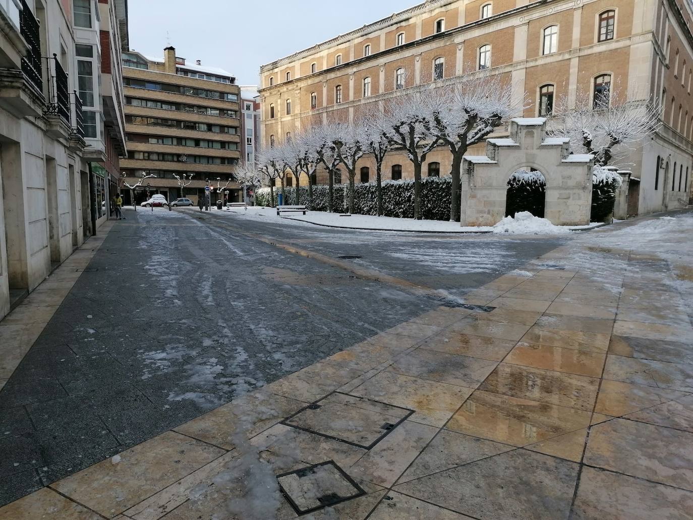 El hielo se ha convertido en un peligro en la mañana en Burgos. 