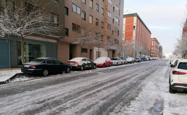 Hielo y nieve complican la vida en los barrios de Burgos