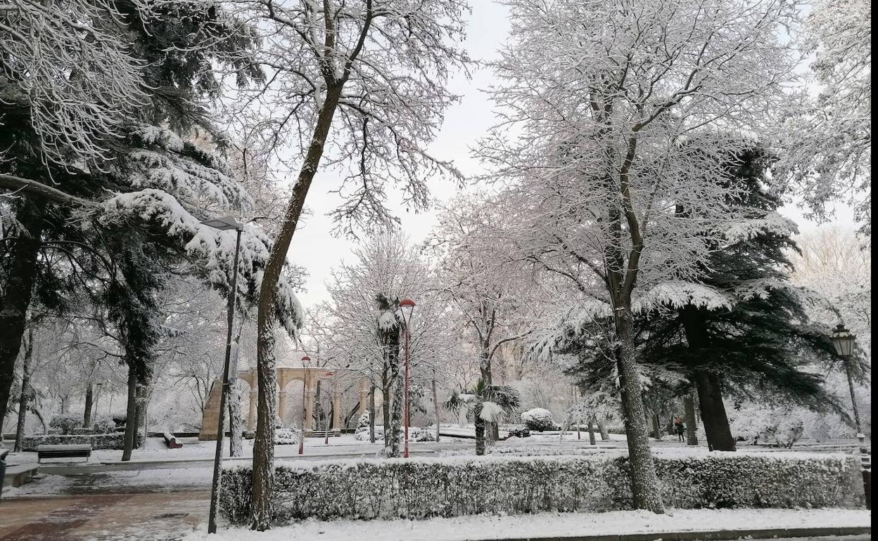 La nieve ha desaparcido prácticamente de la ciudad gracias a la lluvia.