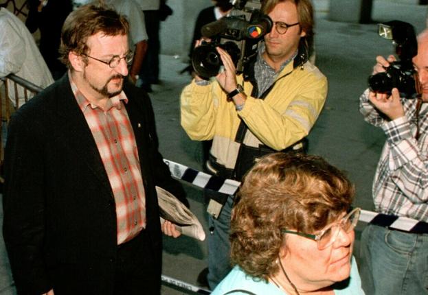 Javier Gurruchaga y su abogada, Cristina Almeida, a su llegada a la Audiencia de Sevilla.