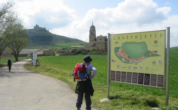 Peregrino en la entrada a Castrojeriz. 