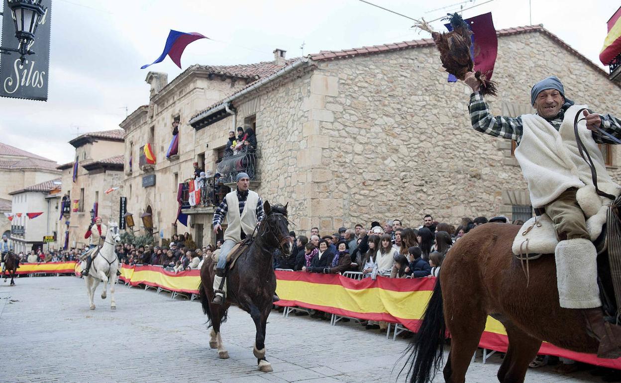 La Corrida de Gallos o Las Crestas es uno de los momentos más visuales de la fiesta. 