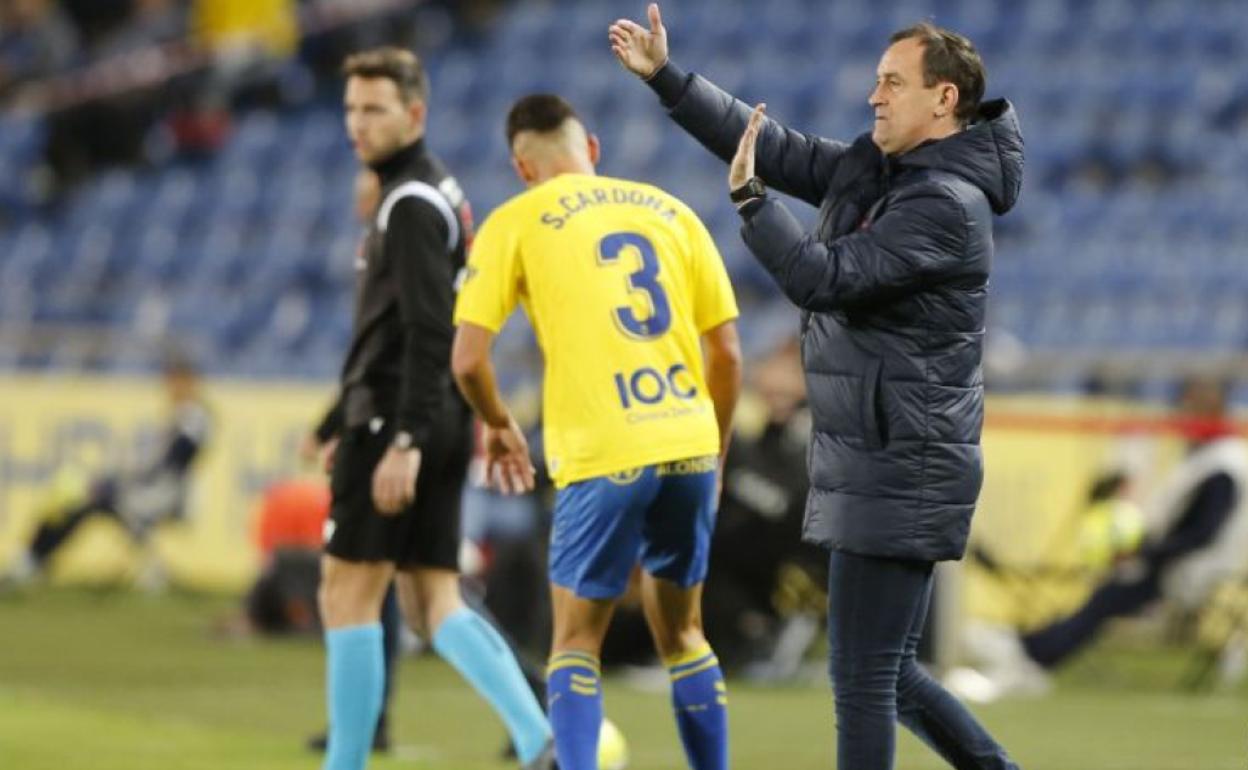 Josseba Etxeberria, entrenador del Mirandés, en un momento del partido. 