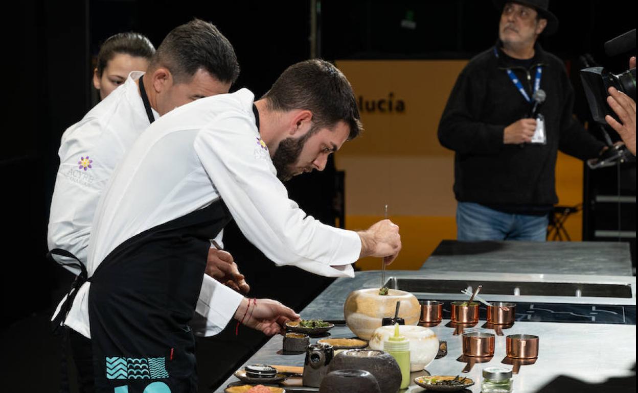 Los chefs Adrián Bosch y Eduardo Domínguez, durante la ponencia en la ponencia 'Un viaje desde Tenerife hacia el mundo'.