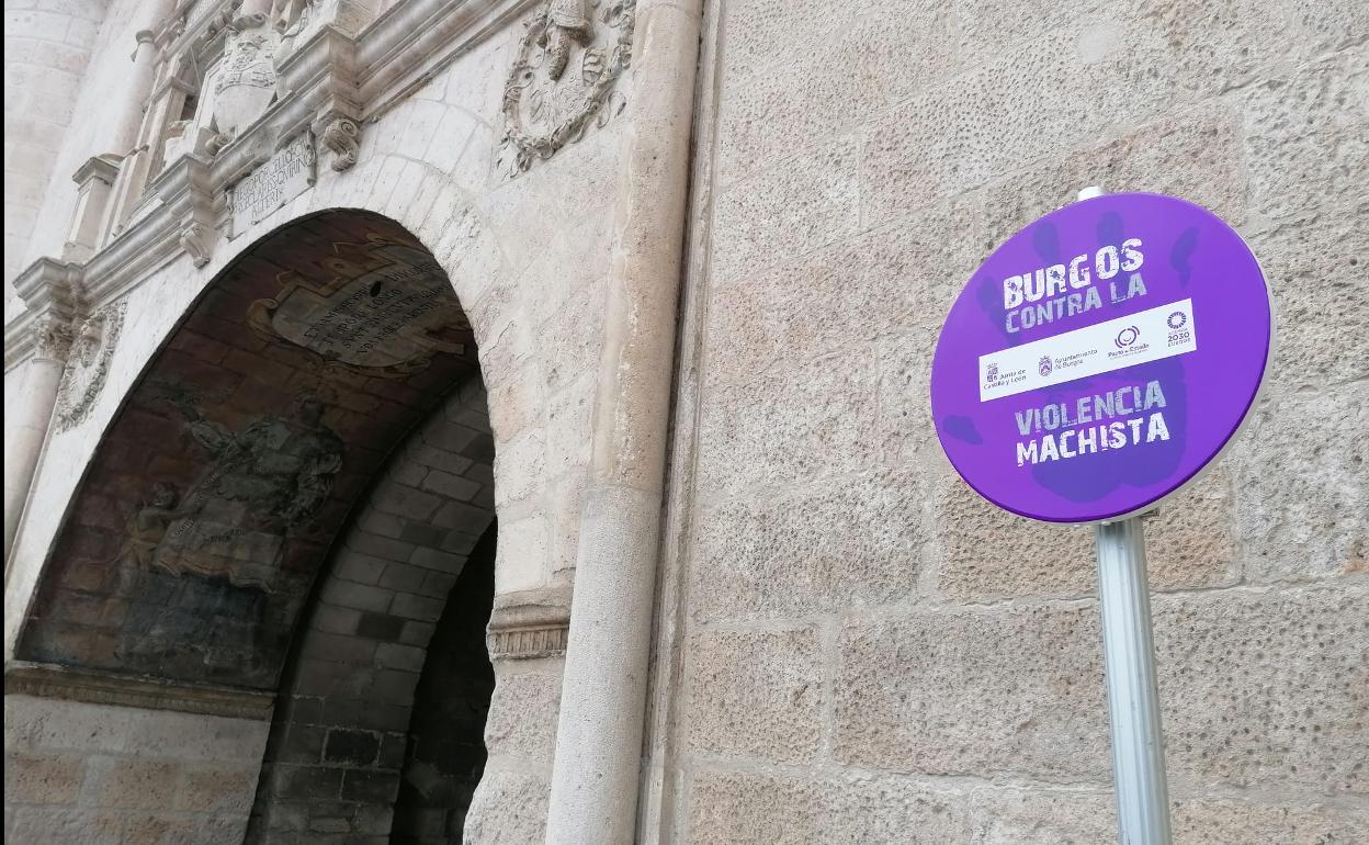 Se han colocado dos señales, una de ellas en el Arco de Santa María.