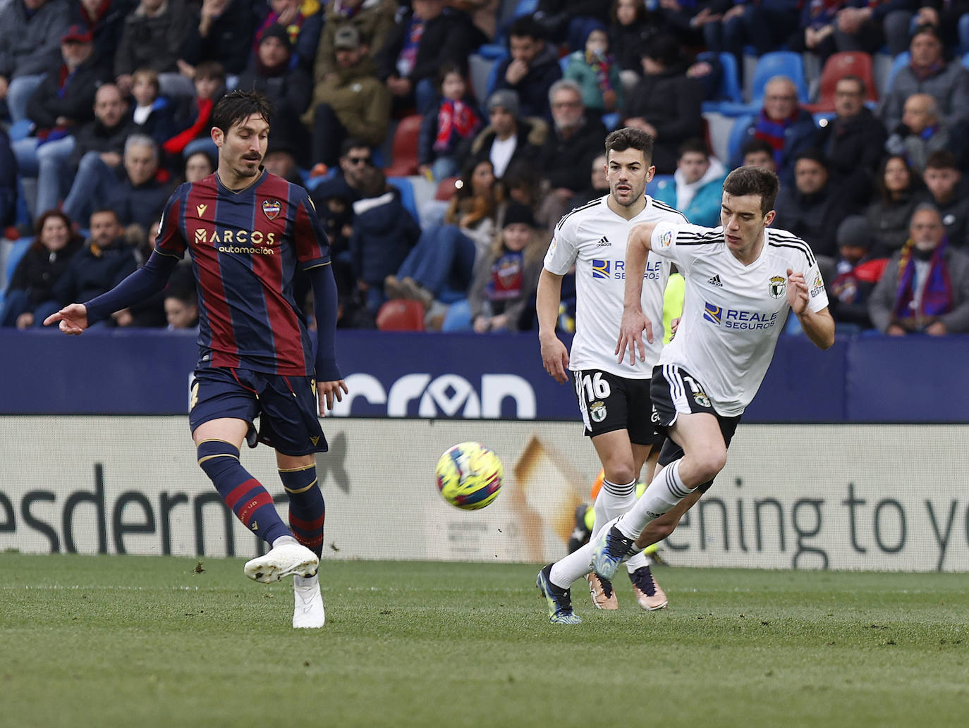 Fotos: El Burgos CF no puede cortar la racha del Levante UD