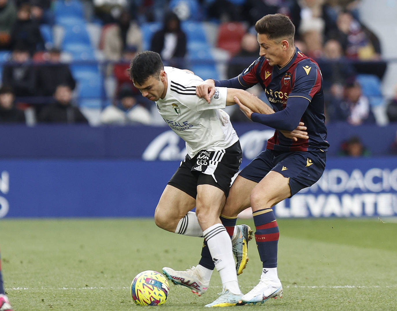 Fotos: El Burgos CF no puede cortar la racha del Levante UD