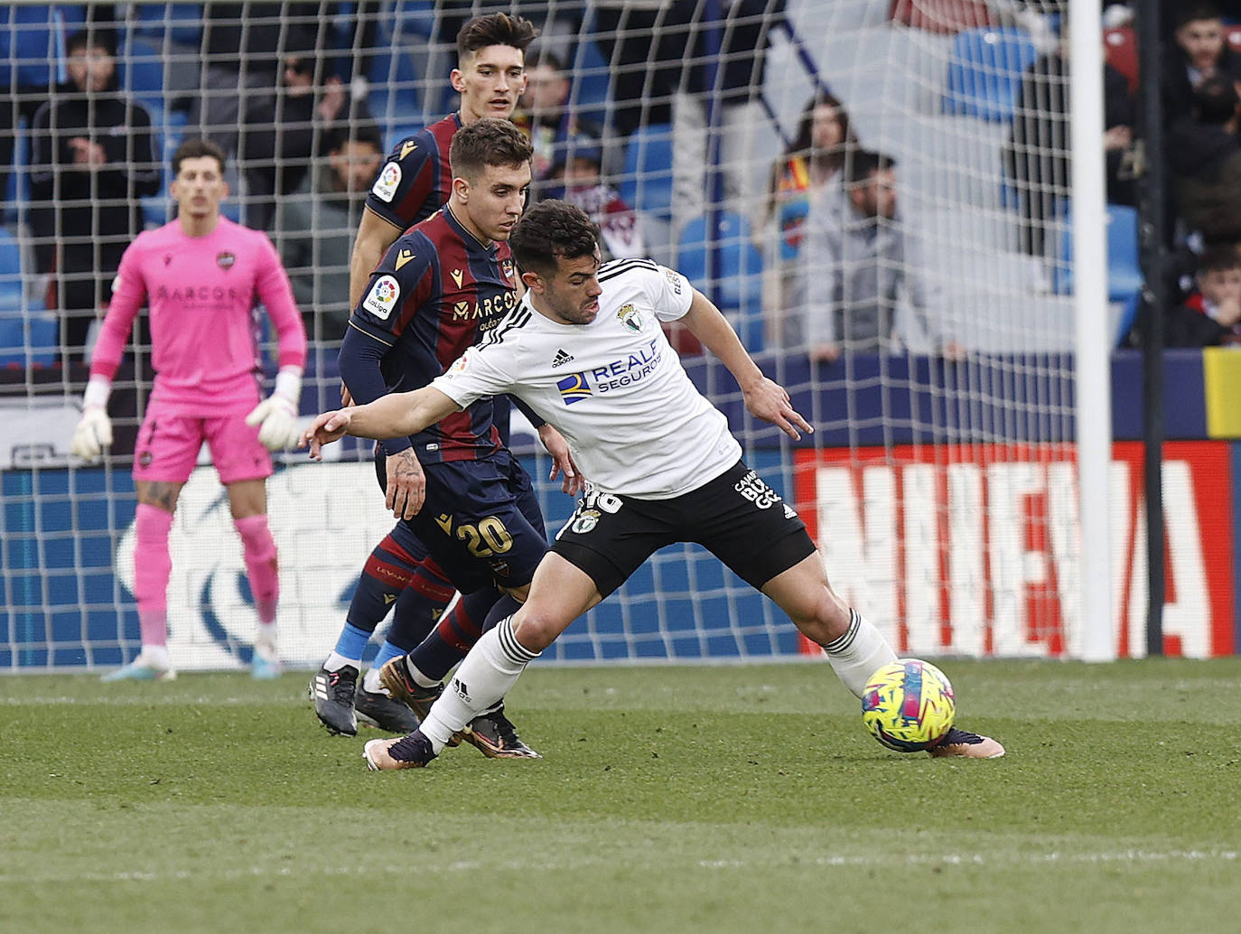 Fotos: El Burgos CF no puede cortar la racha del Levante UD