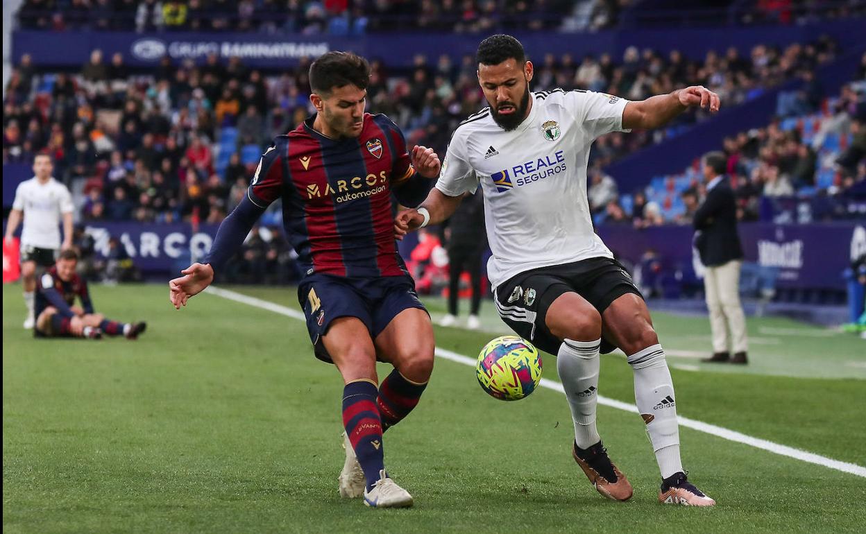 Mourdad trata de conducir el balón ante Rober Pier.