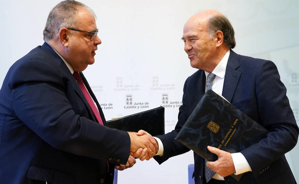 El consejero de Sanidad, Alejandro Vázquez, y el presidente de la Cesm, José Luis Díaz-Villarig, se dan la mano tras firmar el acuerdo. 