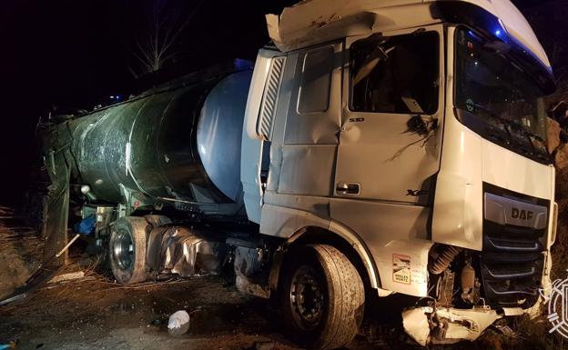 Evacúan a un camionero herido tras salirse de la vía y volcar en la A-62