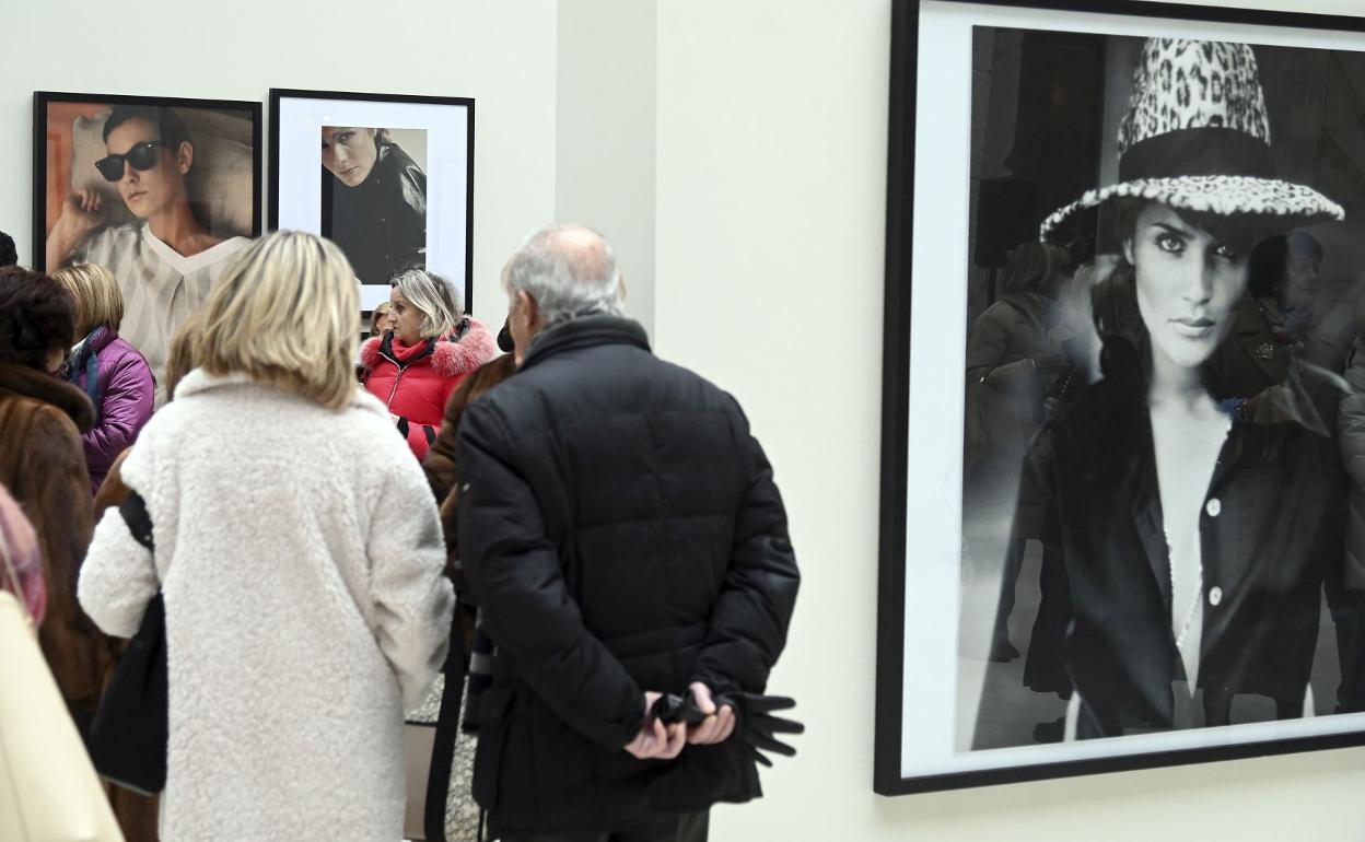 Roberto Verino ha inaugurado la muestra en Burgos. 